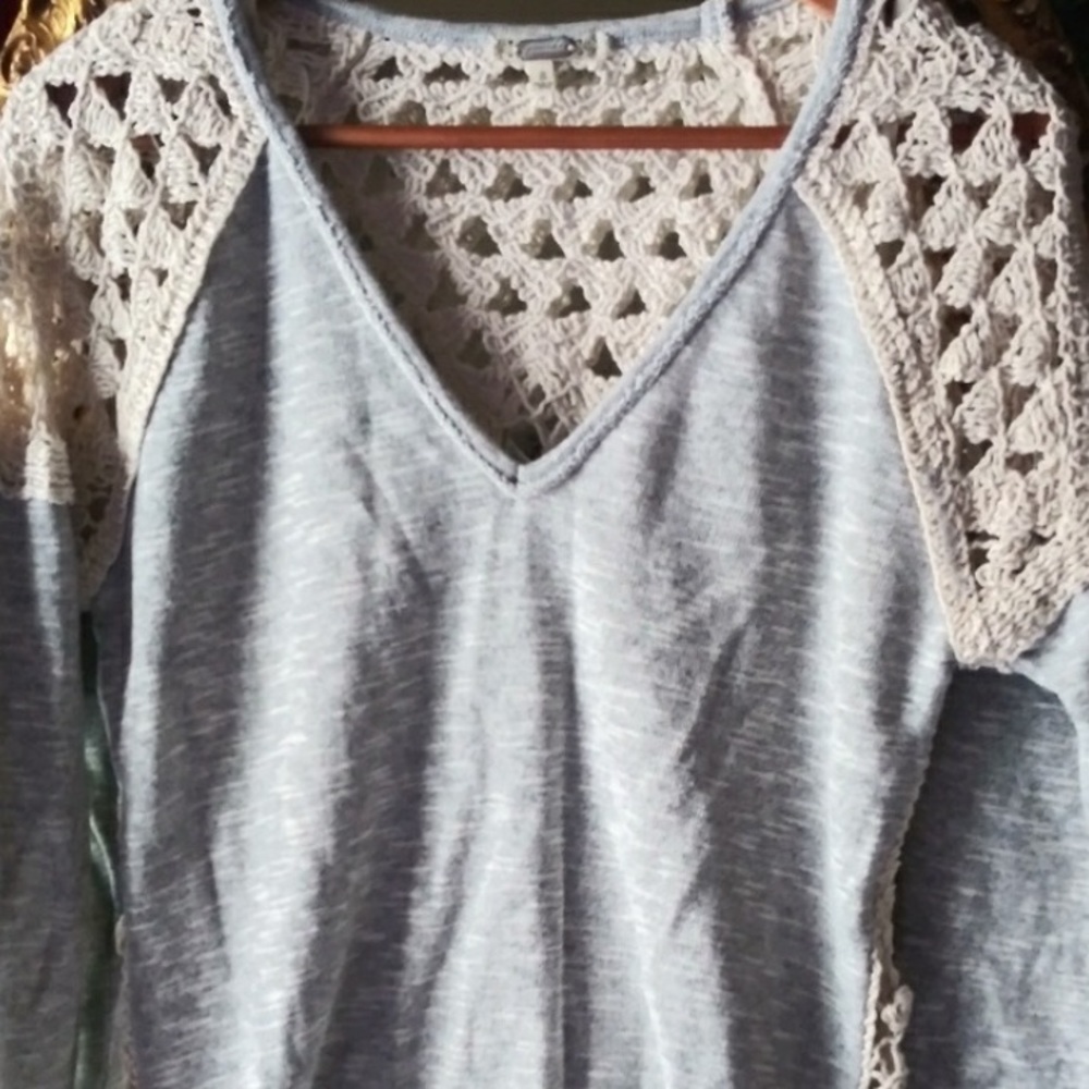 Gimmicks Sz SMALL Crochet Back Long Sleeve